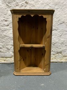 Vintage pine hanging corner shelf unit.