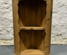Vintage pine hanging corner shelf unit.