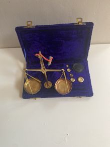 Vintage miniature brass weighting scales set