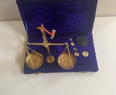 Vintage miniature brass weighting scales set