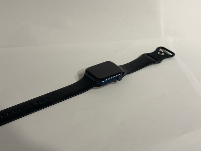 Apple watch series 6, fully working, 3 straps encluded, 2 chargers.