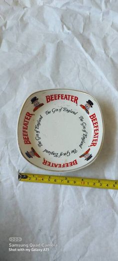 beefeater gin of England, advertising ashtray,,used good condition,,,buyer collects or pays postage thank you,,take as is ,,collectors item with smoking bans