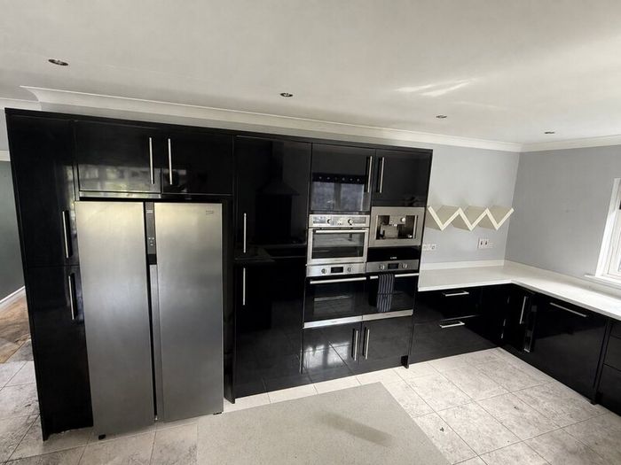 Kitchen units & appliances