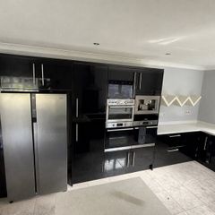 Kitchen units & appliances