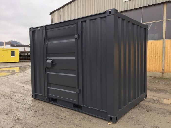 Container with side door 9-foot