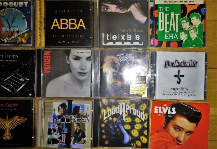 A lot of CD's.Hard,Rock,Pop.excell.10 for 40e.