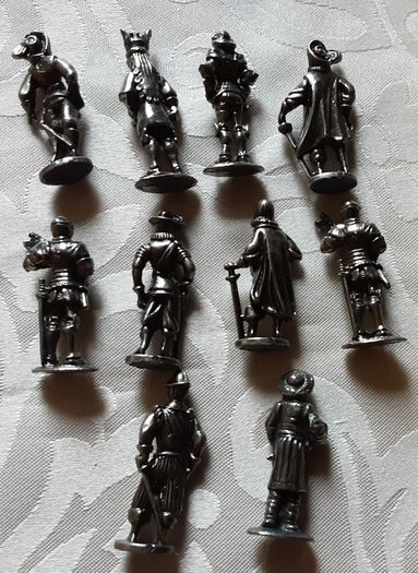 Ten lead figurine's soldiers