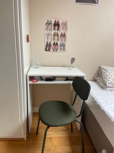 desk and chair with no damage