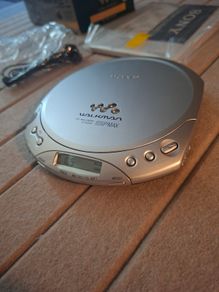 Vintage Sony CD Walkman D-E220 Silver Portable CD Player Unused In Open Box