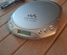 Vintage Sony CD Walkman D-E220 Silver Portable CD Player Unused In Open Box
