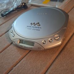 Vintage Sony CD Walkman D-E220 Silver Portable CD Player Unused In Open Box