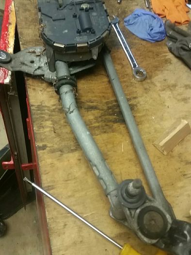 Volkswagen Passat wiper motor linkage