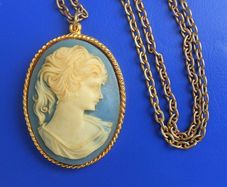 A nicely made and attractive PORTRAIT CAMEO pendant with neck chain