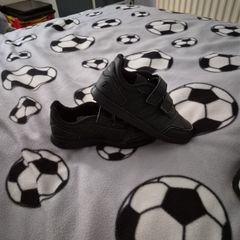 Boys adidas runners black