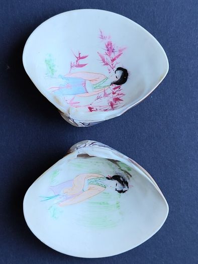 A Pair of Hand Painted Chinese Decorative Clam Shells