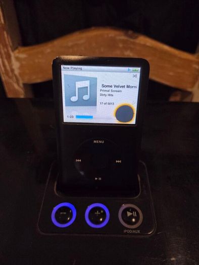 Apple iPod Classic 160GB (Black) + iWantit Docking Speaker Station