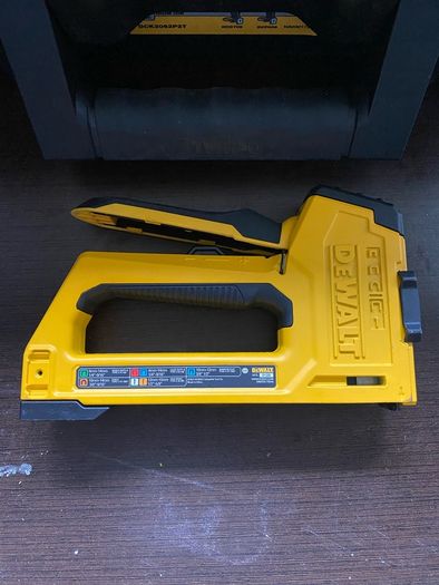 DeWalt 5-in-1 Multi-Duty Manual Tacker & Brad Nailer