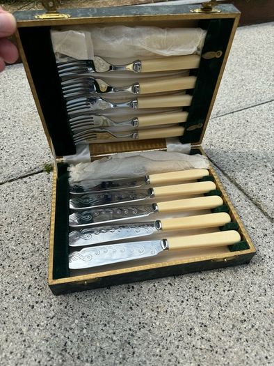 Cased set of fish knives & forks
