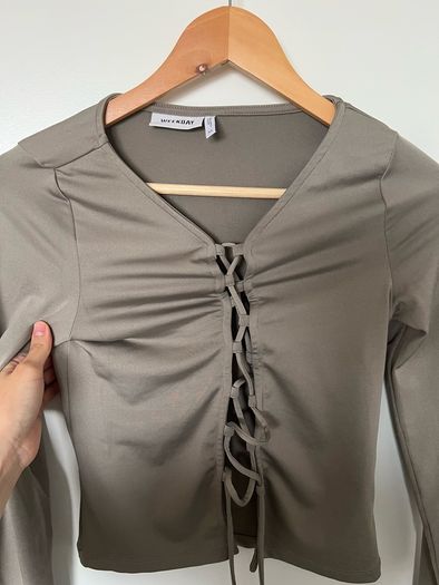 The lacing long sleeve top