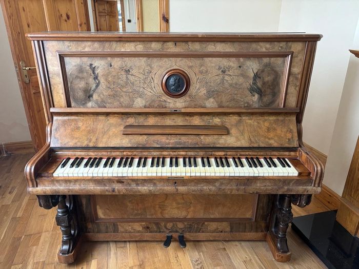 R. Gors and Kallmann piano