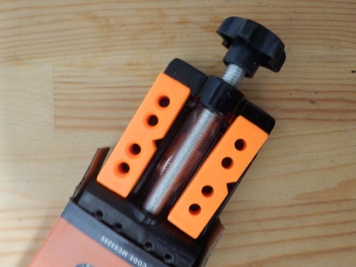 Small bench vise