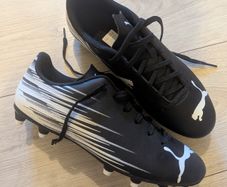 Soccer boos with studs, 7uk (40.5 EUR), Puma, new.