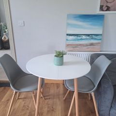 White RoundTable & Chairs