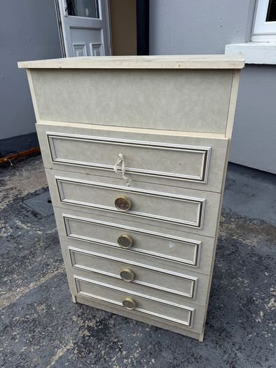 chest of drawers