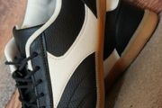 Sneakers size 7