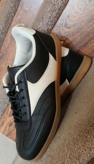 Sneakers size 7