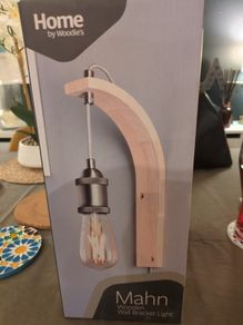 2 Wall lights and vintage style bulbs