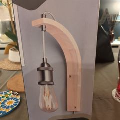 2 Wall lights and vintage style bulbs
