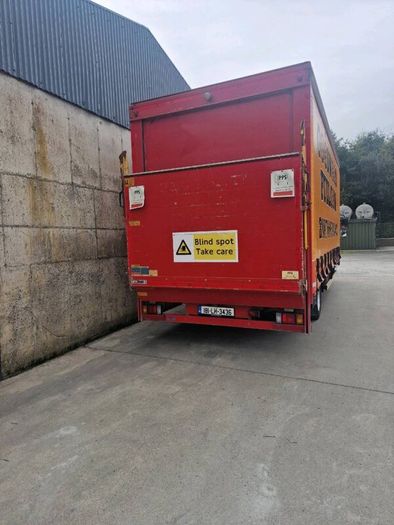 Isuzu 7.5 tonne Curtain sider with taillift