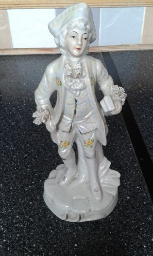 2 Lovely Figurines.