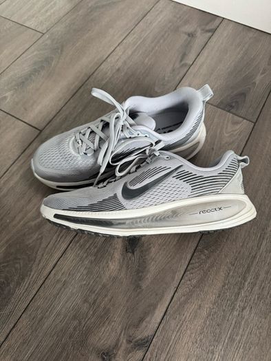 Nike Vomero 18 Older Kids' Road Running Shoes - Wolf Grey / Platinum - Size UK 5