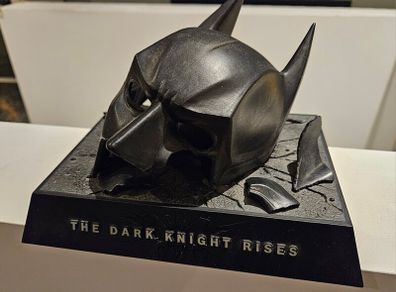 Batman - The Dark Knight Rises, Bat Cowl Limited Edition,2 Blu Ray Boxset Read Description,