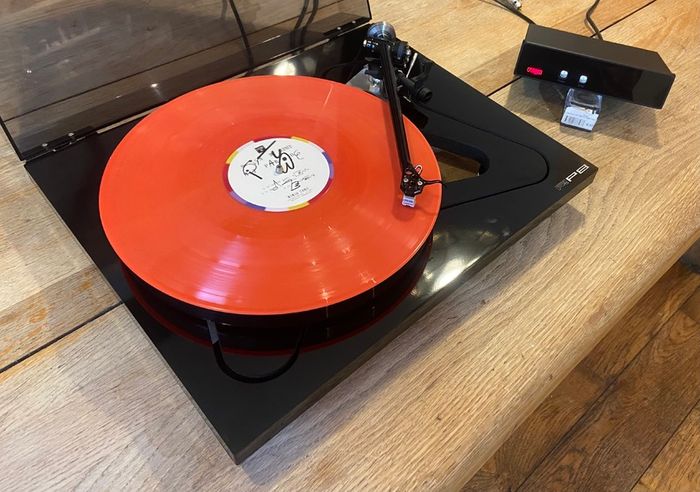 Rega RP8 Planar 8 Turntable with RB808 Tonearm and TTPSU Speed Control Power Supply Unit