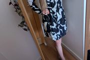 dress womens size S , black and white elegant dress with long sleeves like new