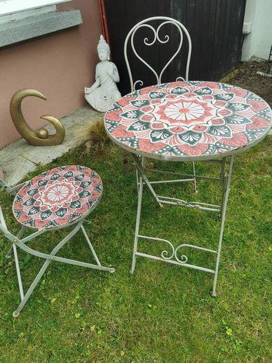 outdoor table and chairs