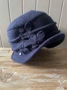 cloche bucket hat with a flower decoration 100% virgin wool Seeberger new