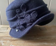 cloche bucket hat with a flower decoration 100% virgin wool Seeberger new
