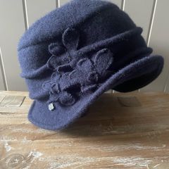 cloche bucket hat with a flower decoration 100% virgin wool Seeberger new