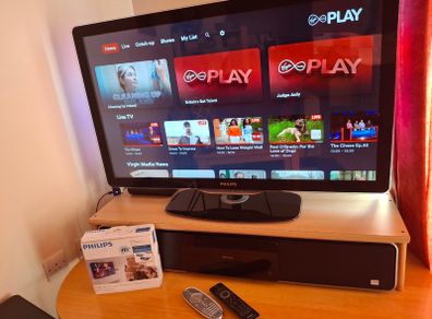 Philips LED TV 40'' with Ambilight Spectra 2- fully HD 3D ready TV & Philps SoundBar DVD home theatre