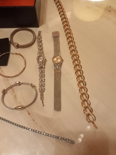 Jewellery box plus contents, D18 post 10e