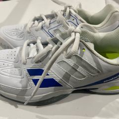 Tennis shoes