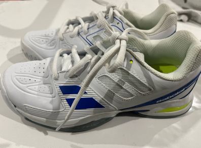 Tennis shoes