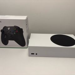 Xbox Series S 512 GB with a brand new controller