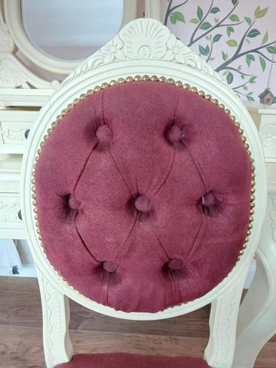 dressing table and chair