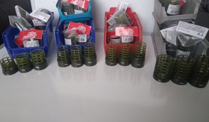 Distance feeder baskets