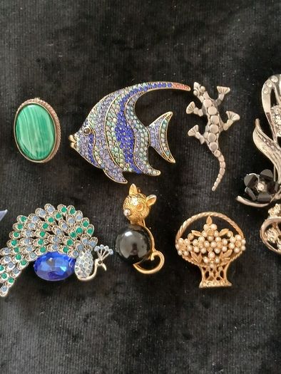 Fabulous Collection of 15 Brooches